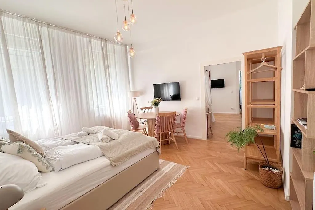 Comfortable 2 Bedroom Apartment Wiedeń